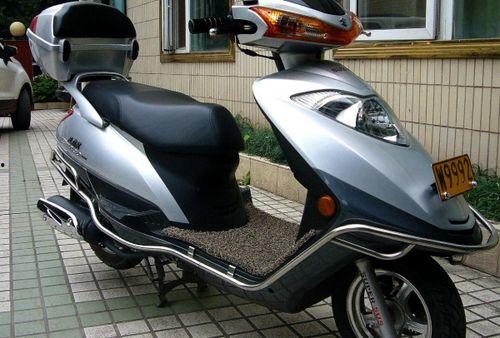 国产中踏板摩托车测评视频,性能与品质的完美融合-第1张图片-中文字幕在线观看亚洲日韩