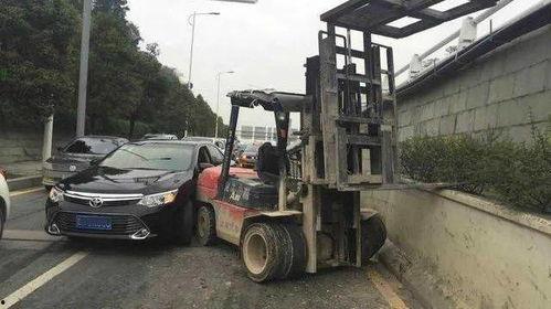 国产叉车事故案例视频播放,安全操作不容忽视-第1张图片-中文字幕在线观看亚洲日韩